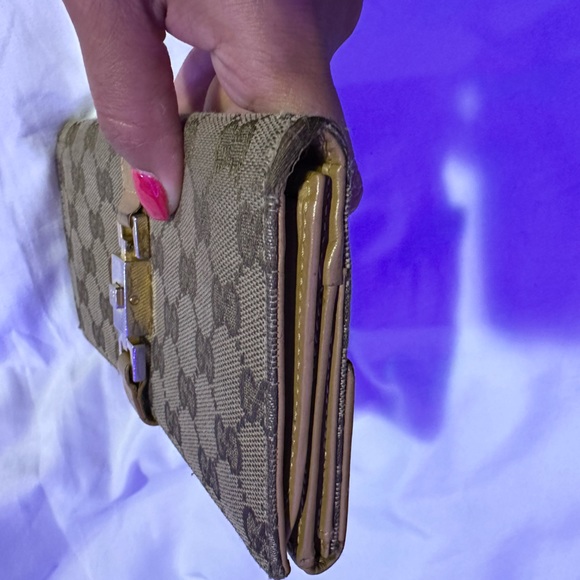 Authentic Gucci Bifold Wallet. - Picture 3 of 11